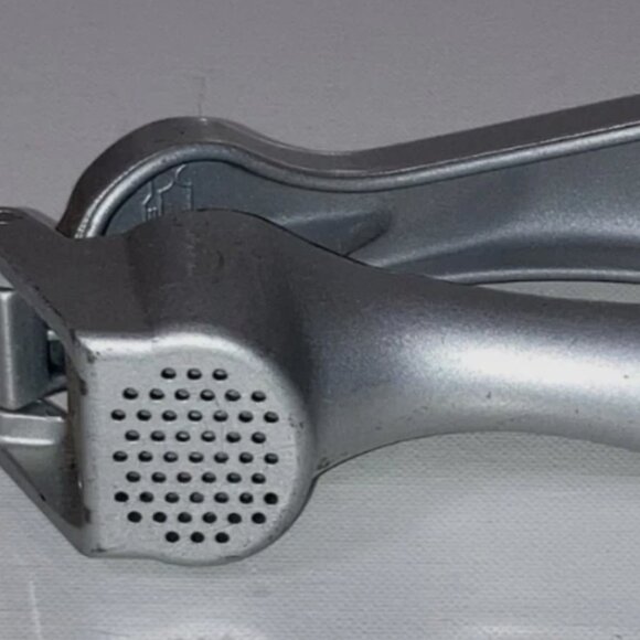 Pampered Chef Garlic Press #2576 NIB Silicone Coated Aluminum with Cleaning Tool - Picture 3 of 4